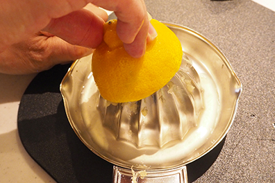 レモン果汁を絞る