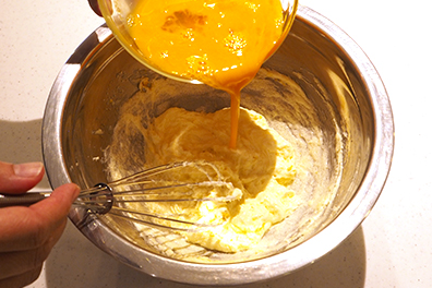 バターに溶き卵とレモンを混ぜる