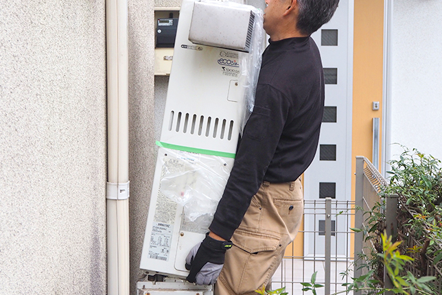 既存ガス給湯器の撤去