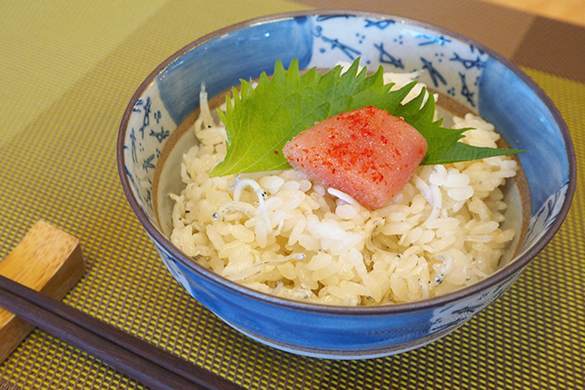 大葉と明太子をのせてしらす明太ごはんの完成