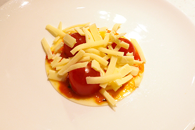 餃子の皮にトマトとチーズを乗せる