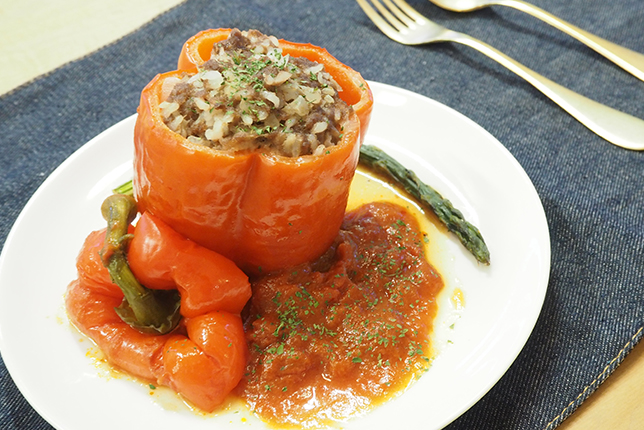 パプリカの肉詰めトマトソース煮込み