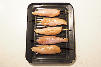 ココットプレートに鶏ささみ串を並べる