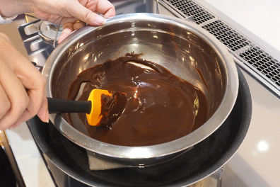 チョコレートとバターを湯煎で溶かす