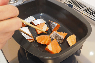 焼き目がつくまでサーモンを加熱する