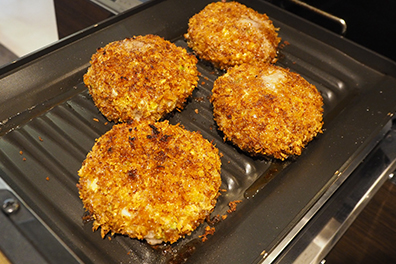 焼き上がったらメンチカツの完成