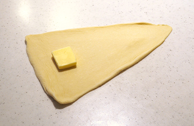 二等辺三角形に伸ばし端にバターを置く