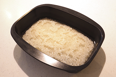 ザココットにといだ米を入れて30分吸水させる