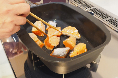 ザココットでサーモンに焼き目をつける