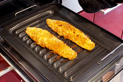 焼き上がったらノンフライサーモンフライの完成