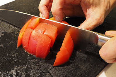 野菜を一口大に切る