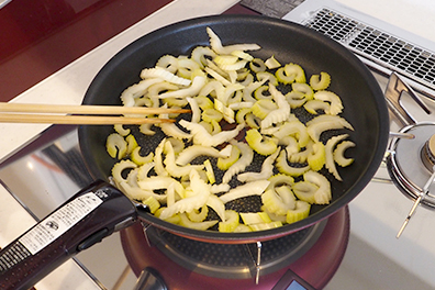 セロリをごま油で炒める