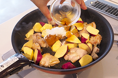 アプリのタイミングで調味料を入れて蓋をする