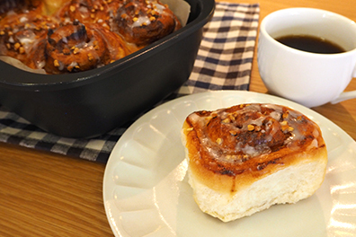 焼き上がったらアイシングをかけてシナモンロールの完成