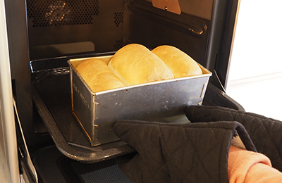 焼き上がったら15cmから落としてパンがくぼむのを防ぐ