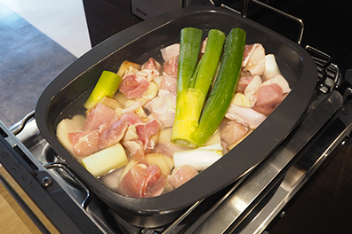 ザココットに鶏肉と調味料を入れる