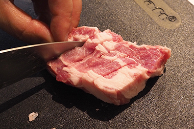豚肉は厚さ2cm煮切り切込みを入れる