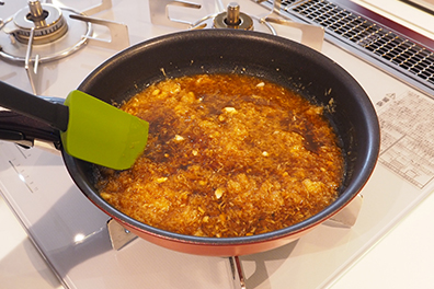 つけダレを調味料と煮込む