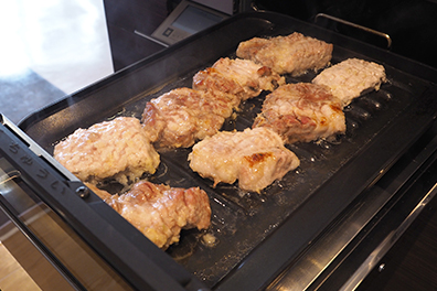 焼き上がったらタレを掛けて生姜焼きの完成