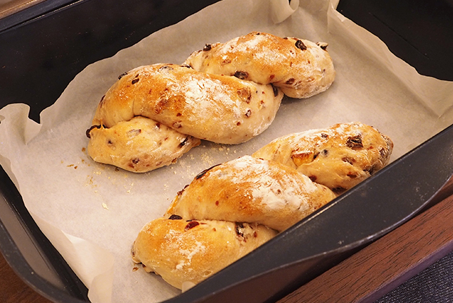 焼きたてのくるみとクランベリーのパン