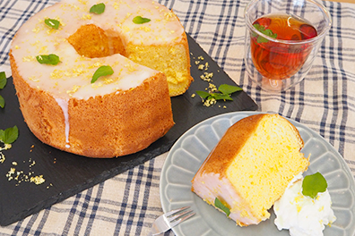 食べやすい大きさにカットしてレモンシフォンケーキの完成