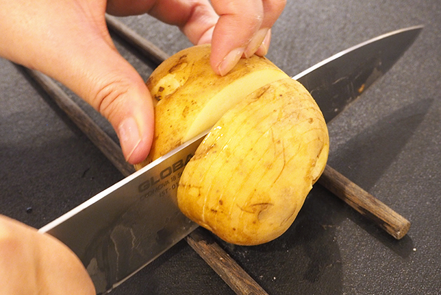 ぎゅうぎゅう焼きに使う野菜を切る