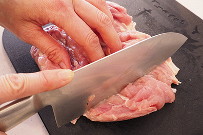 鶏もも肉を平らに開く