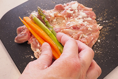 鶏肉でにんじんとアスパラガスを巻く