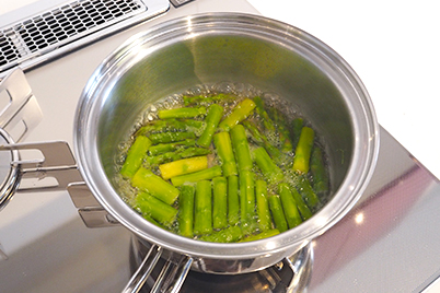 アスパラガスを茹でる
