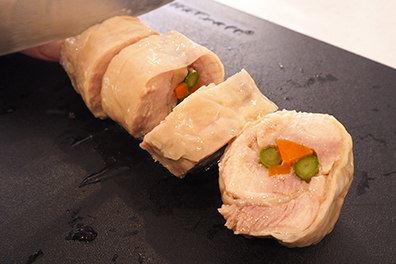 チキンロールをカットする