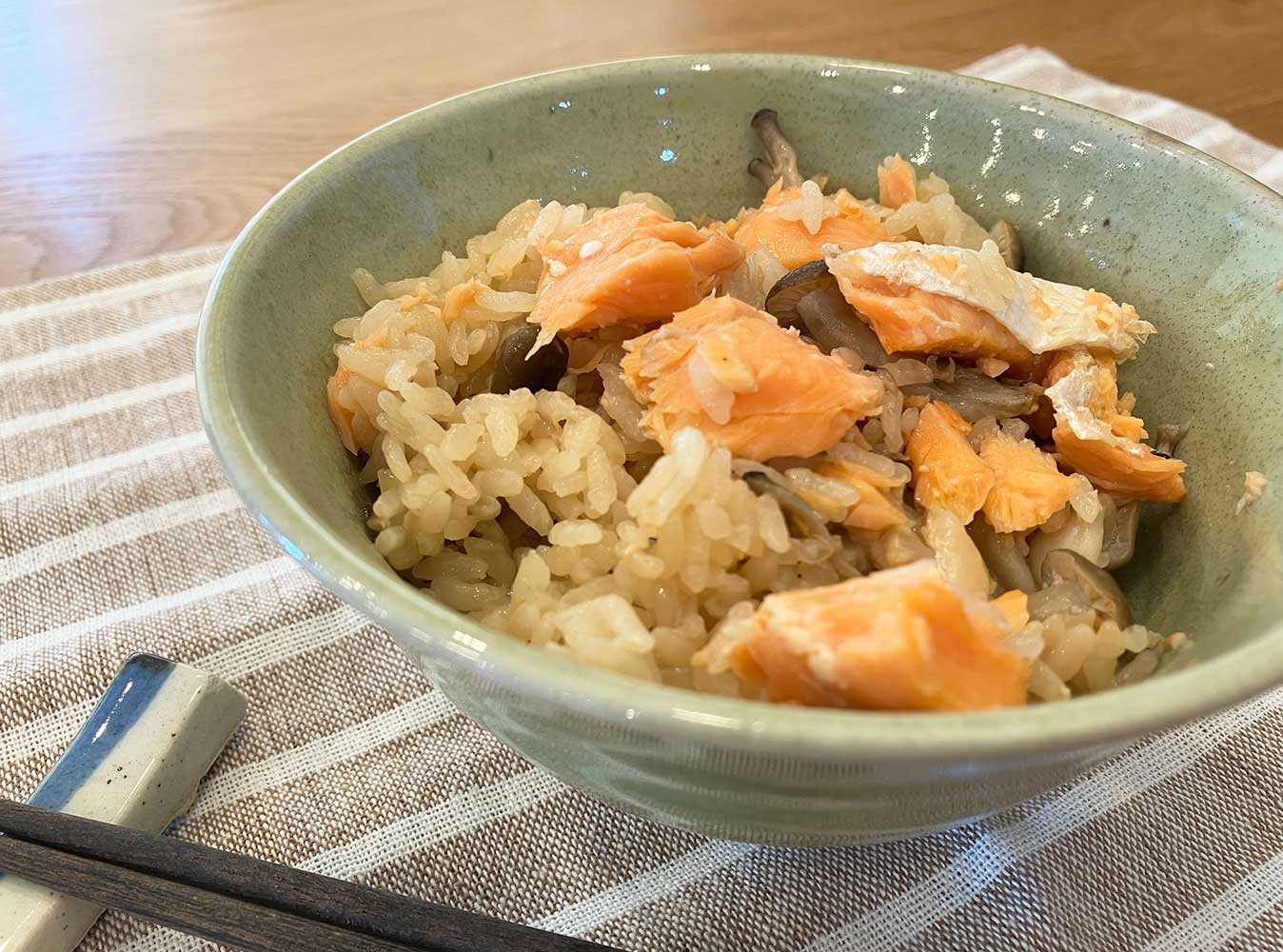フェイシスグランドで鮭としめじの塩麴ご飯