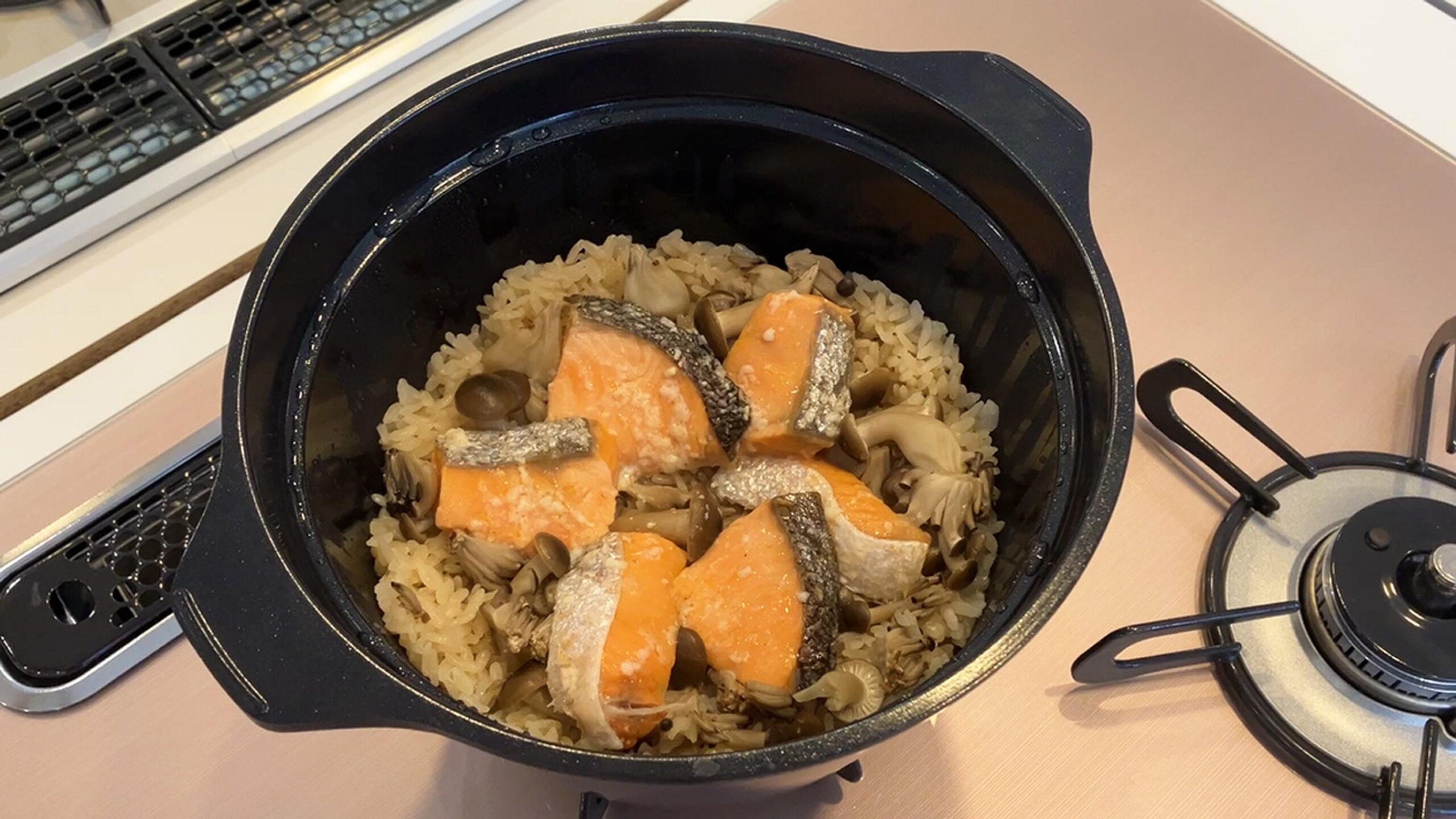 フェイシスグランドで鮭としめじの塩麴ご飯