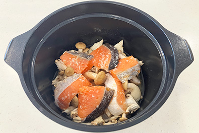 フェイシスグランドで鮭としめじの塩麴ご飯