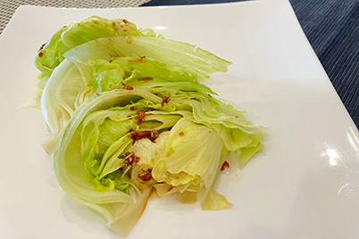 蒸しレタスのオイスターソースがけ