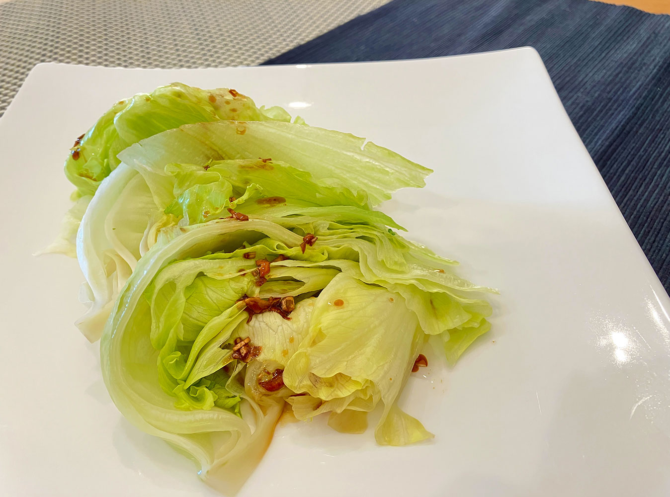 蒸しレタスのオイスターソースがけ