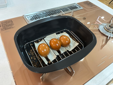 ガスコンロでゆで卵の燻製