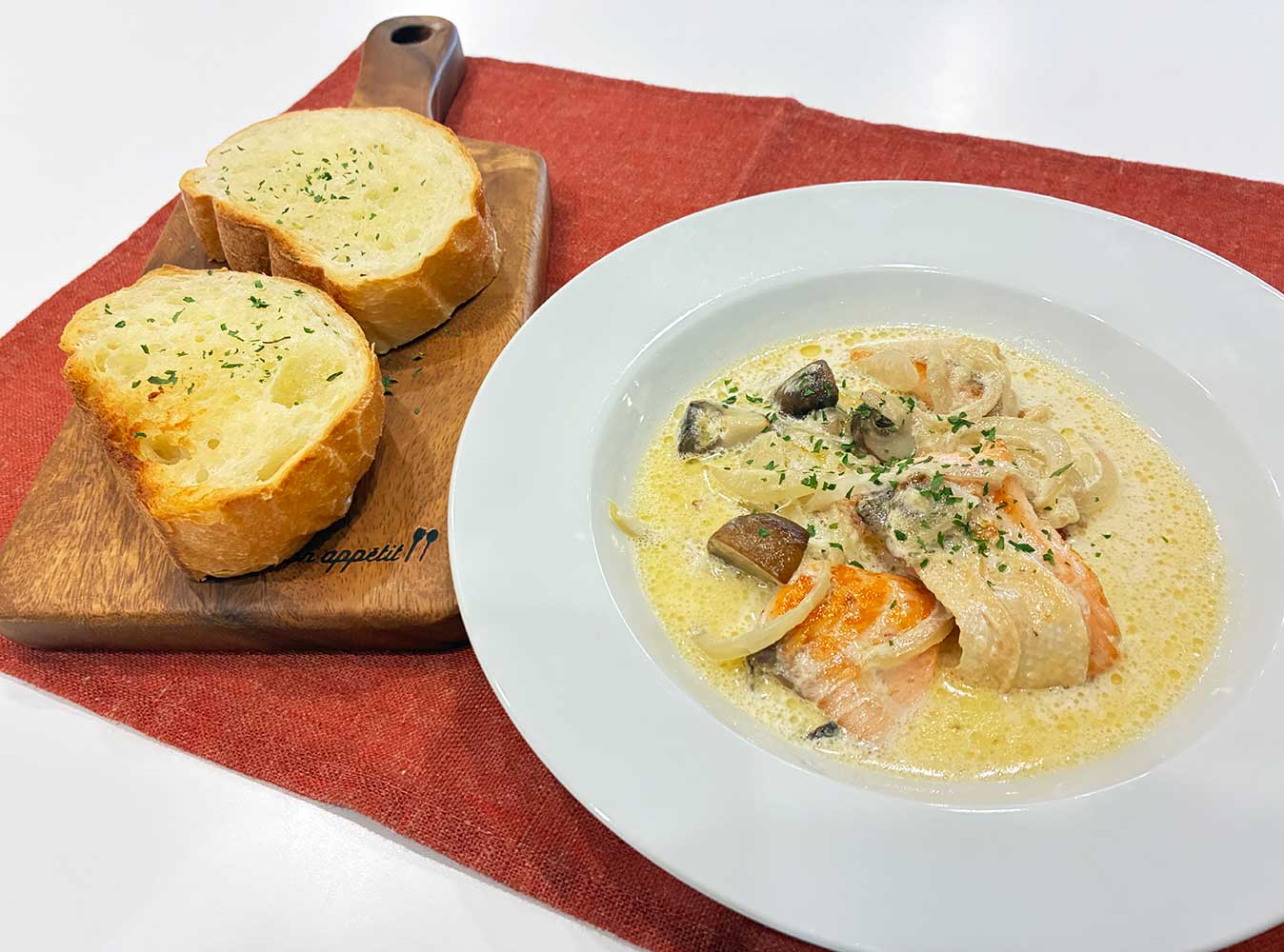 サーモンのクリームスープとガーリックトースト