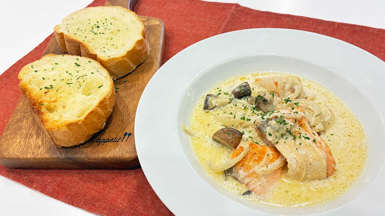 サーモンのクリームスープとガーリックトースト