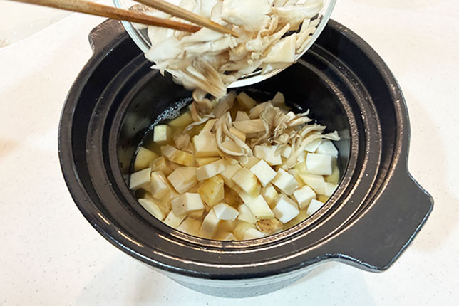 リンナイデリシアで里芋と舞茸の炊き込みごはん
