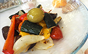 夏野菜たっぷり！煮込まないからさっぱり食べれるセミドライ野菜のラタトゥイユの作り方動画レシピ