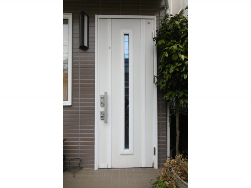 玄関扉をリクシルのリシェントに交換 外壁色と合う白とグレーでデザインを統一