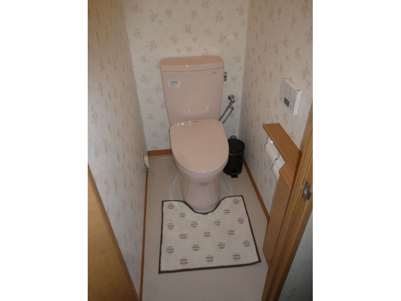 トイレ空間をピンク色のかわいらしいインテリアへ交換リフォーム トイレ本体と壁紙がマッチした藤沢市の施工事例