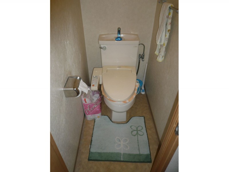 トイレ空間をピンク色のかわいらしいインテリアへ交換リフォーム トイレ本体と壁紙がマッチした藤沢市の施工事例