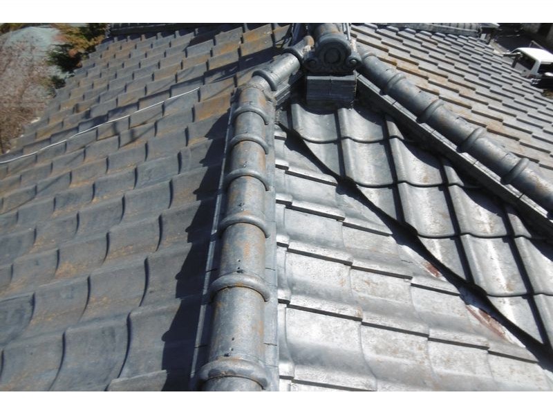 瓦屋根からスカイメタルルーフへ軽量化リフォーム工事 錆に強いメンテナンスフリーの屋根材を使用