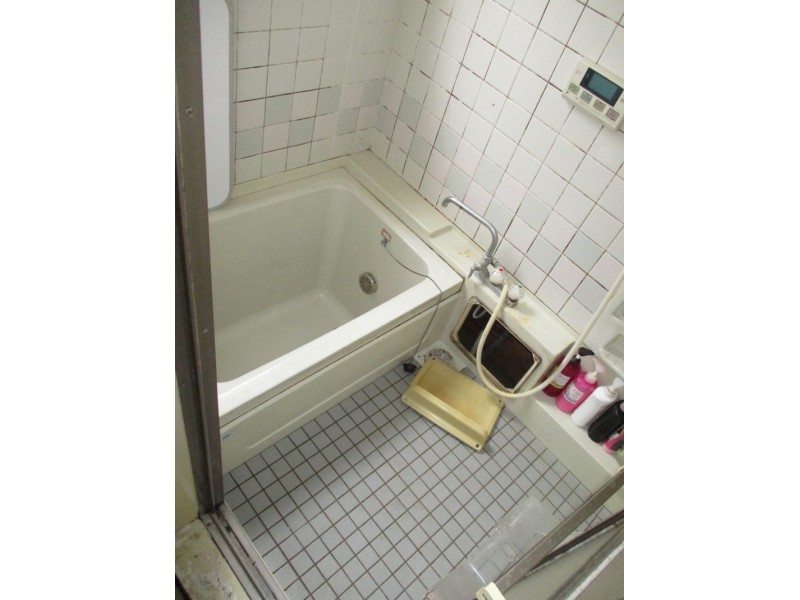 在来浴室からハーブベージュ色のユニットバスへお風呂リフォーム施工事例 広い浴室空間へ