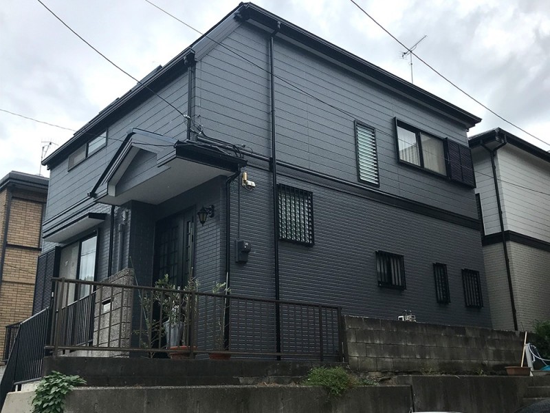 築年で経年劣化した外壁を屋根と同時に塗装工事 ベランダの雨漏り対策もして快適に 築年で経年劣化した外壁を屋根と同時に塗装工事 ベランダの雨漏り対策もして快適に