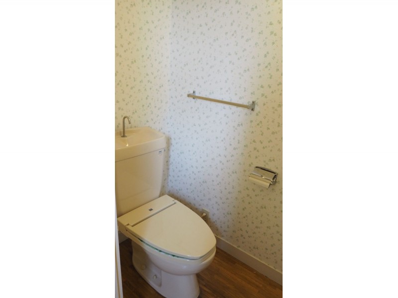 ブラウンのアクセントクロスでモダンインテリアのトイレへリフォーム施工事例