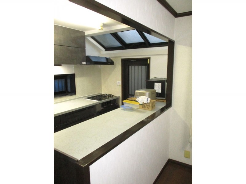 築年のキッチンをクリナップステディアにリフォーム 背面収納をハイフロアキャビネットに変更し作業スペースと収納を両立 築年のキッチンをクリナップステディアにリフォーム 背面収納をハイフロアキャビネットに変更し作業スペースと収納を両立