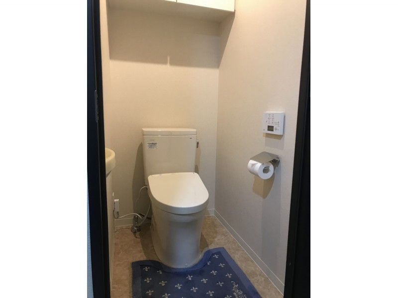 手洗いなしのピュアレストqrへトイレリフォーム 洗面室と床材をトータルコーディネートし上品な空間に