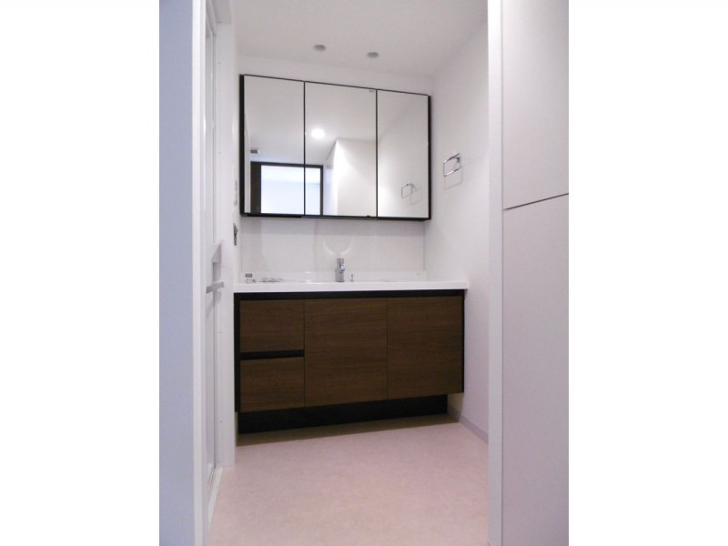 中古マンションの洗面化粧台をリクシルのルミシスにリフォーム 一体成形型のボウルはお掃除も簡単 おしゃれでホテルライクな洗面所に